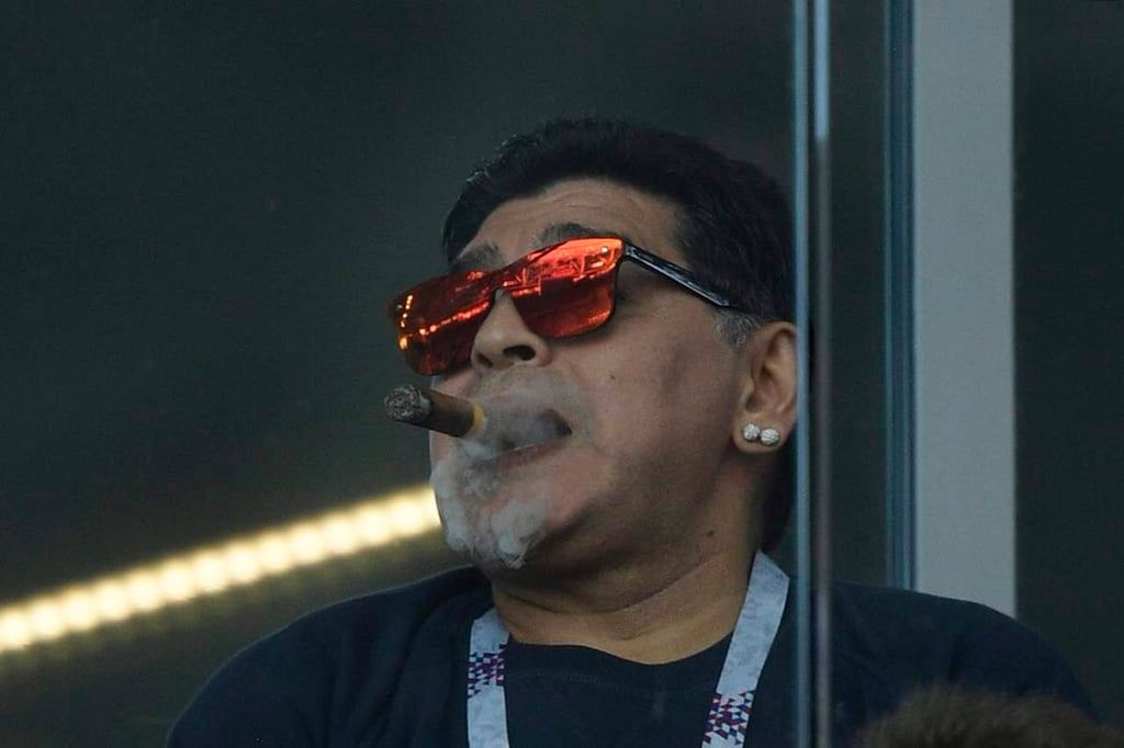 Maradona es captado fumando en juego de Argentina