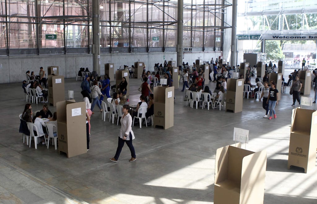 Finalizan elecciones presidenciales en Colombia