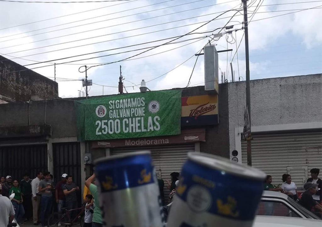 Expendio promete 2,500 cervezas si México ganaba y cumplió