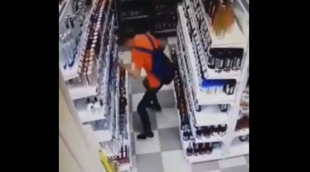 Ladrón baila para disimular el robo en una tienda