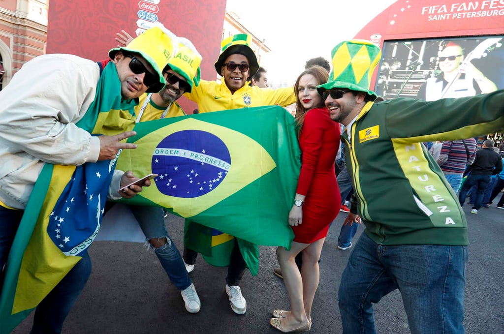 Al menos 300 aficionados reciben a Brasil en San Petersburgo