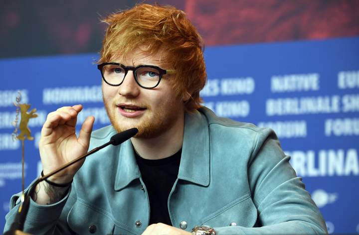 Sheeran dona una cabeza Lego
