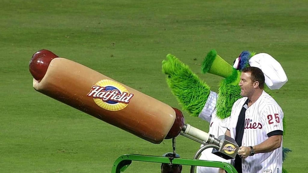 Mascota de los Phillies lesiona a aficionada con 'cañón hot-dog'