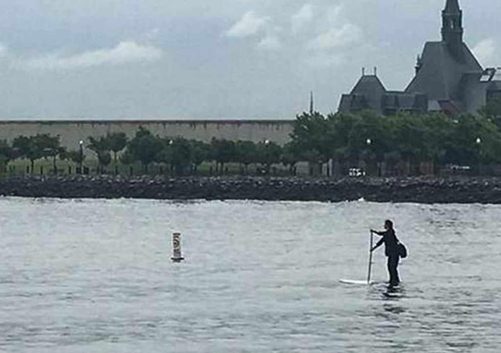 Cruza el Río Hudson en tabla de paddle para ir a su trabajo