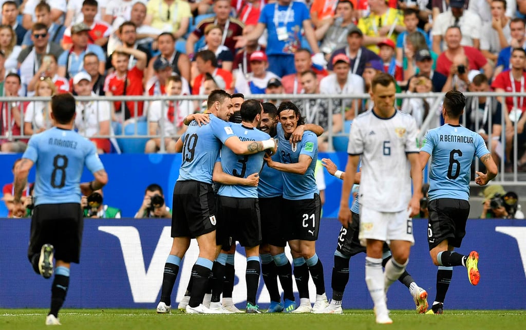 Uruguay cierra líder de grupo venciendo a Rusia