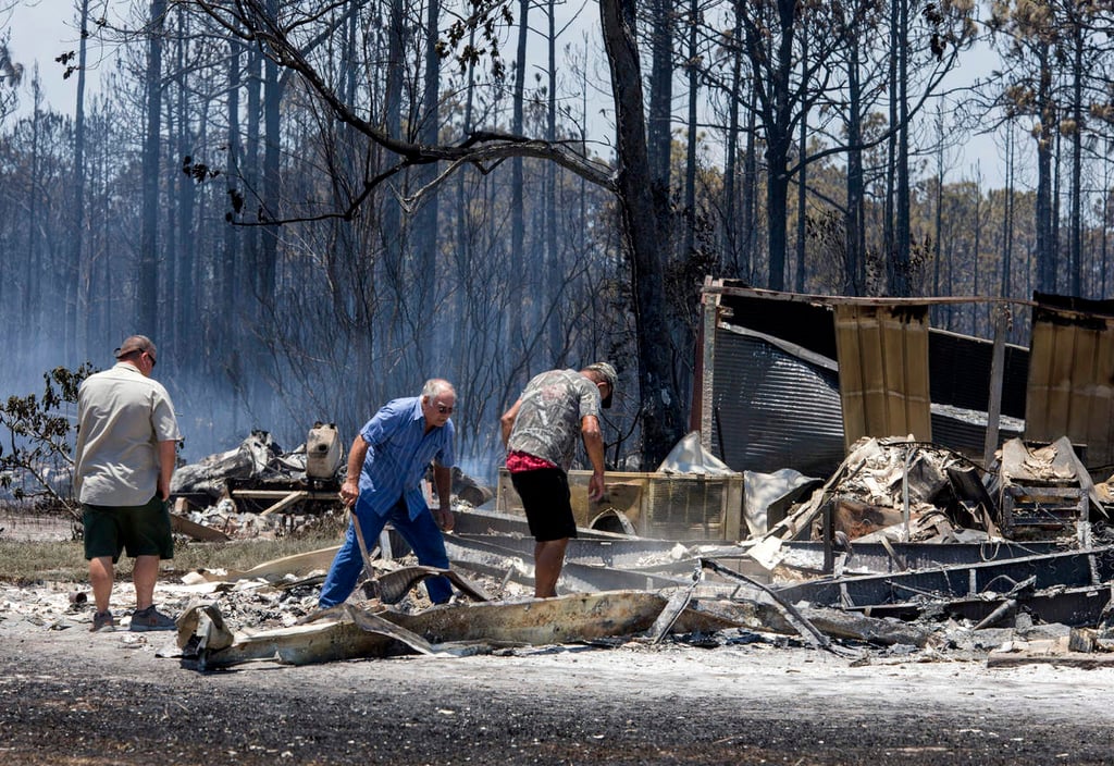 Incendio forestal destruye 30 casas en Florida