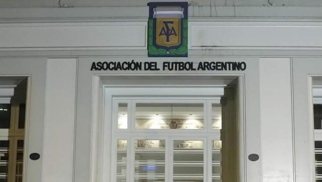 Multa la FIFA a Asociación del Fútbol Argentino por aficionados