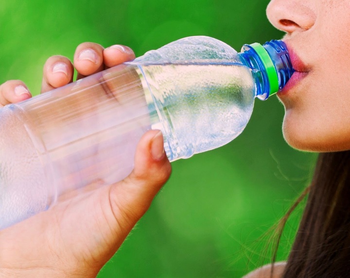 ¿Por qué no debes rellenar las botellas de agua?