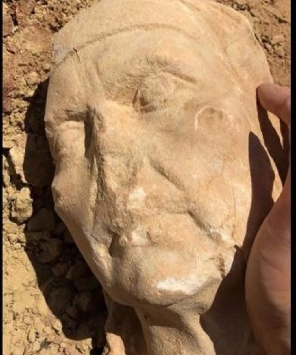 Cantante y actor descubren escultura egipcia del siglo II