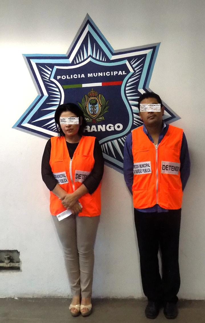 Pareja pelea a golpes