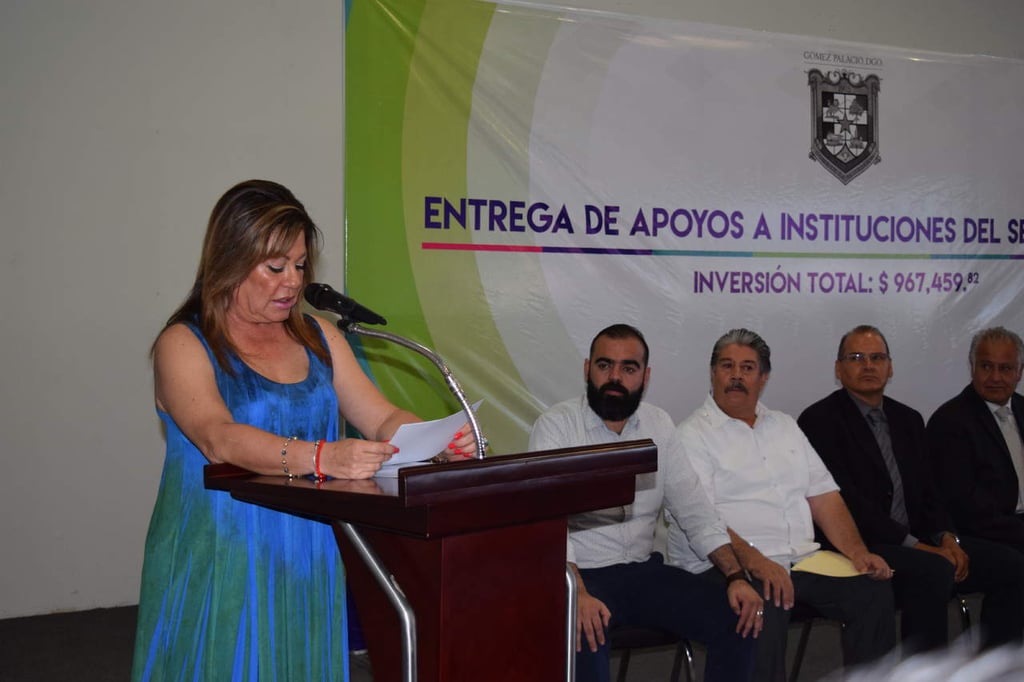 Alcaldesa de Gómez Palacio entrega apoyos a instituciones de salud