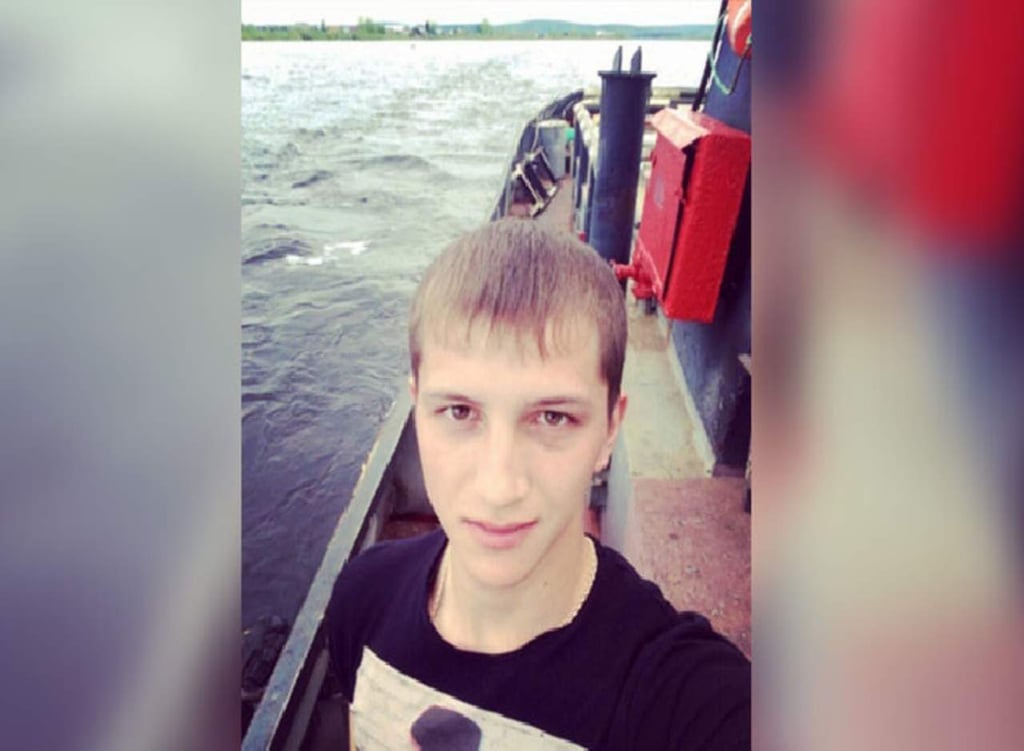 Nada en la oscuridad para rescatar a una chica de un río