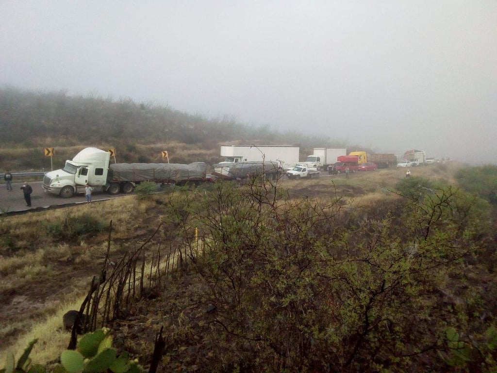 Tráiler se avería y bloquea la carretera Gómez Palacio-Durango