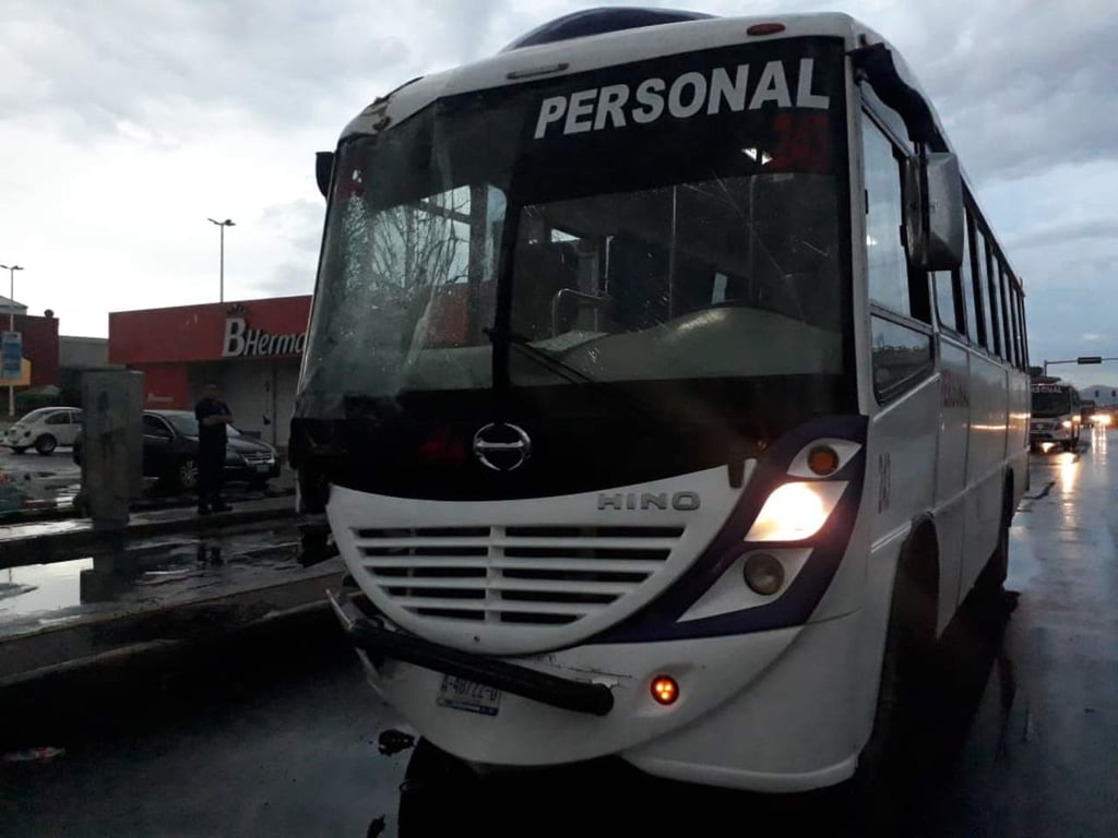 Autobús de pasajeros se impacta con tráiler; hay ocho lesionados