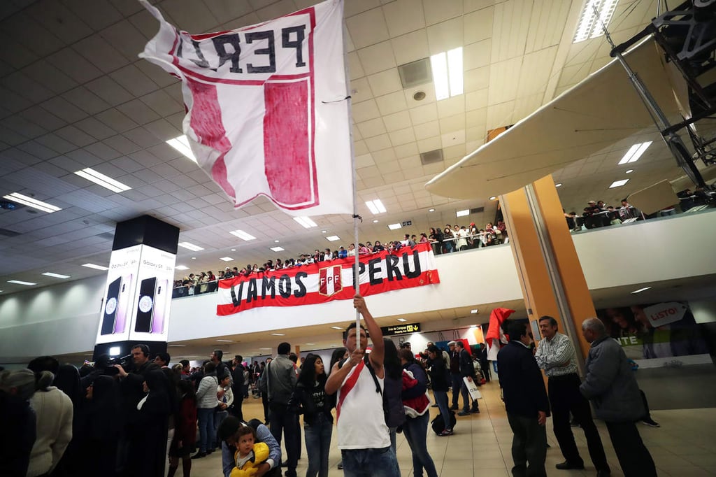 Peruanos reciben a su selección con vítores a su regreso del Mundial
