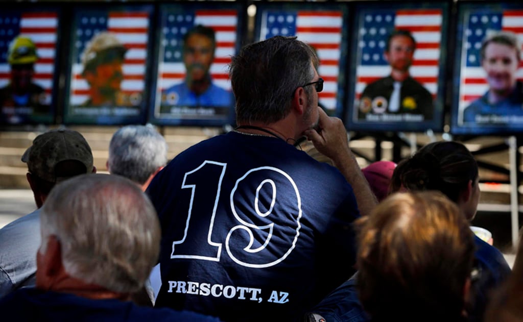 Arizona recuerda a 19 bomberos que murieron en los incendios forestales