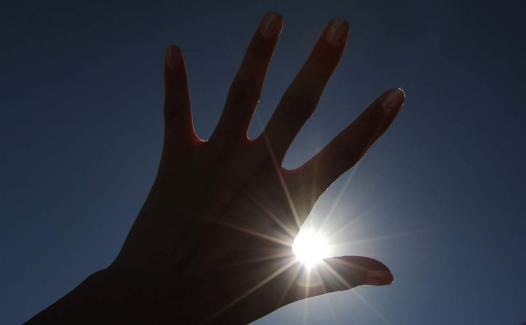 Rayos solares dañan la piel aun cuando esté nublado, señala especialista