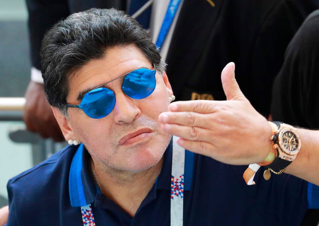 Diego Maradona celebra el triunfo de López Obrador
