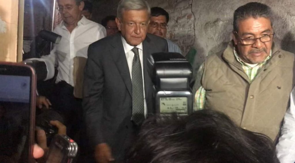 López Obrador termina reunión con su equipo