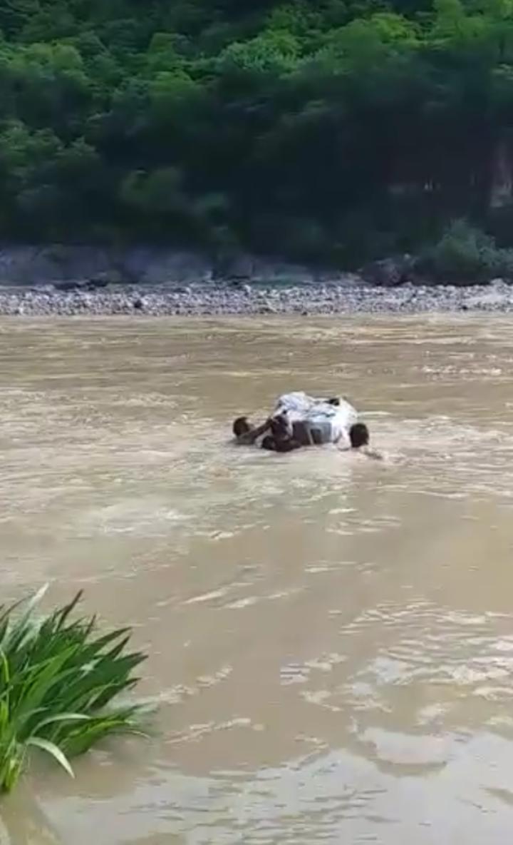VIDEO: Los duranguenses que cruzaron un río para entregar boletas electorales