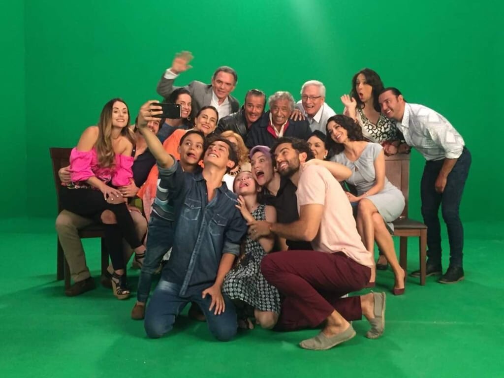Elenco de Mi marido tiene más familia graba entrada de telenovela
