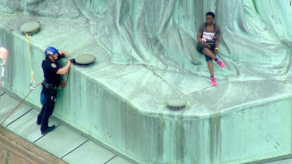 Mujer es arrestada por escalar la Estatua de la Libertad en NY