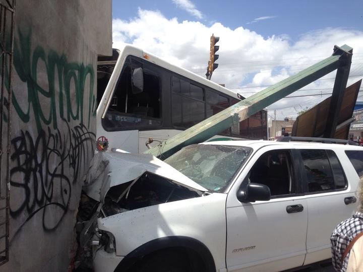 Choque entre autobús y camioneta deja 10 heridos