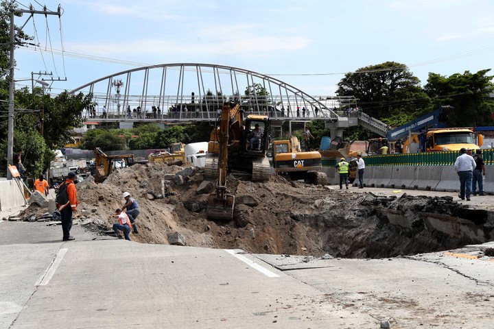 Inhabilitan a 8 servidores por socavón