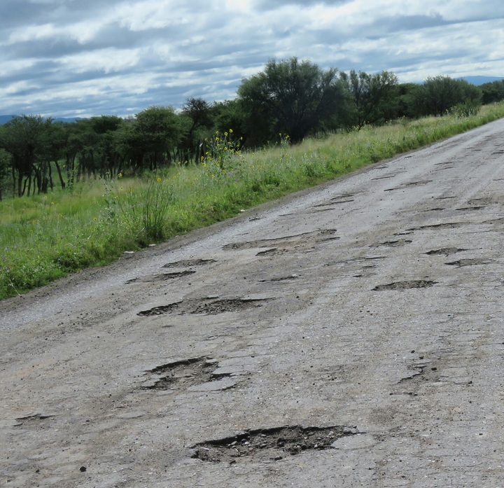 Urge en Poanas reparar caminos