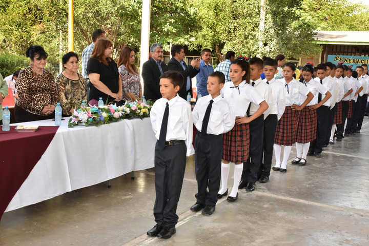 Niños de primaria celebran su graduación