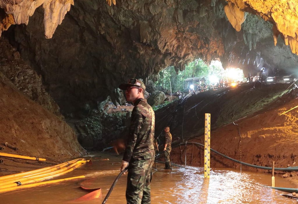 Rescatan a los primeros dos niños de cueva en Tailandia