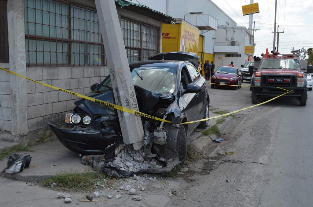 Estrella su automóvil contra un poste