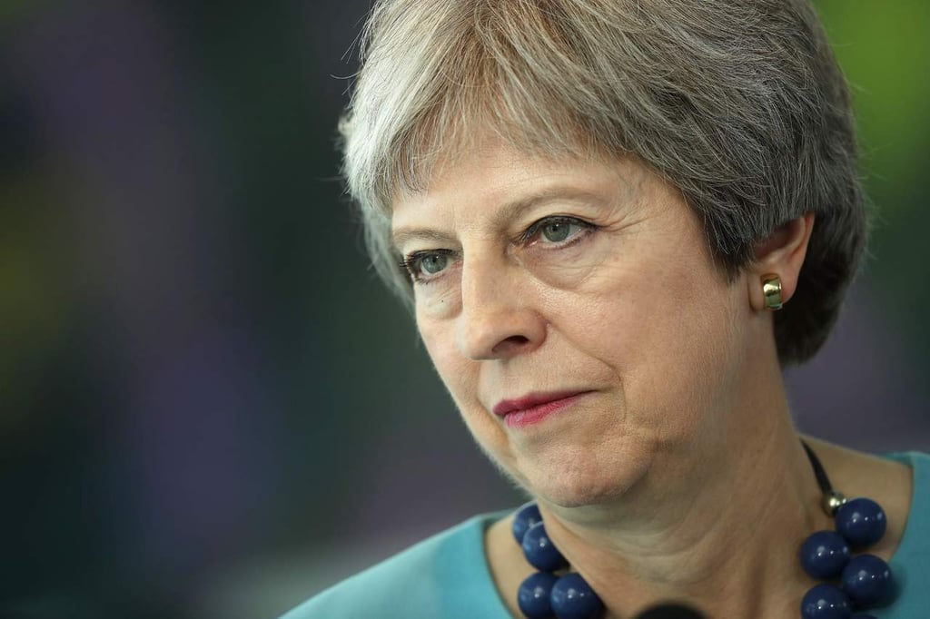 Tras dimisiones, May defiende su propuesta para el 'brexit'