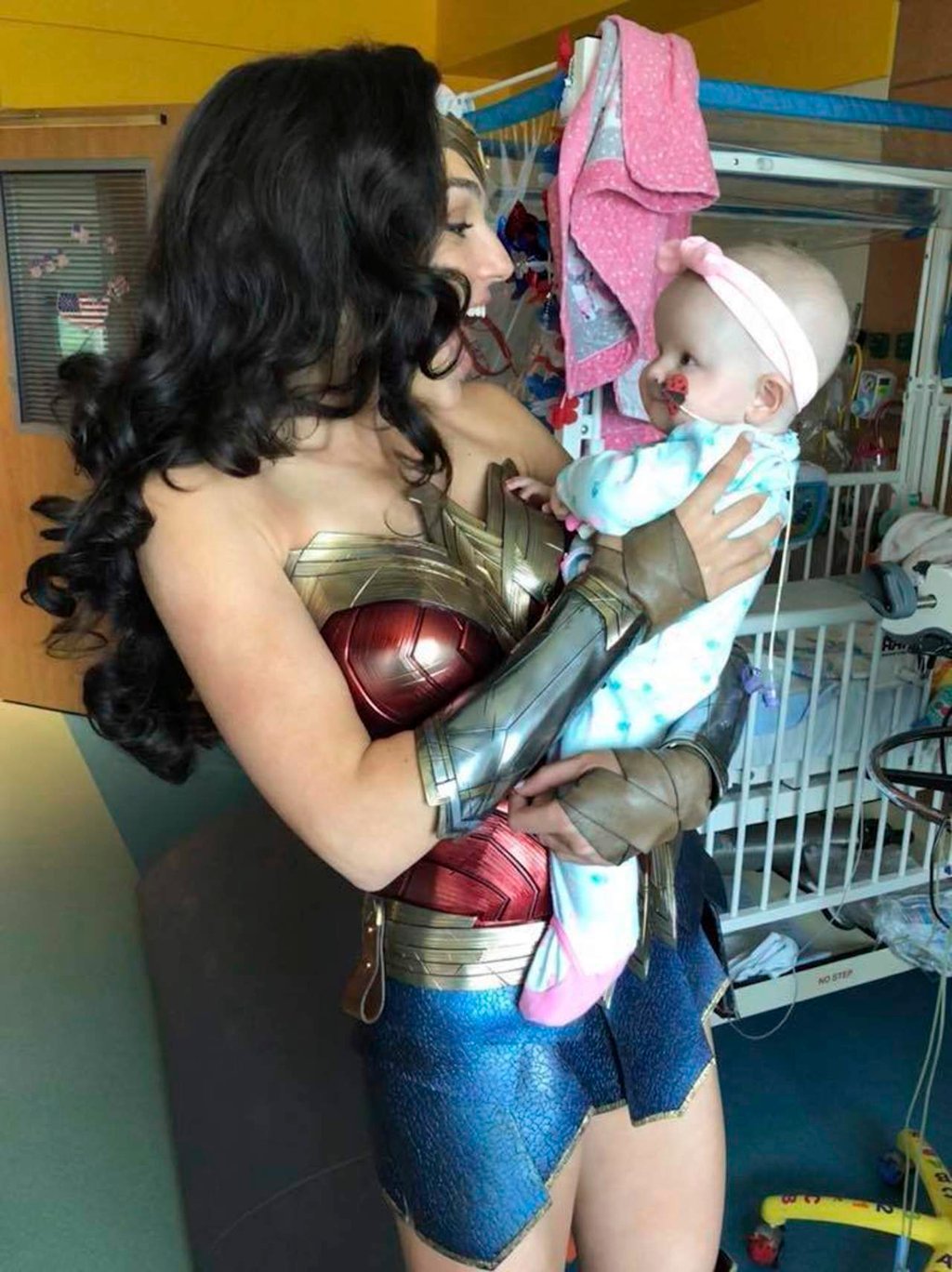Visita hospital infantil Gal Gadot vestida de Wonder Woman