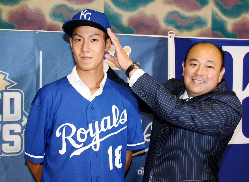 Reales de la MLB contratan a pitcher japonés de 16 años