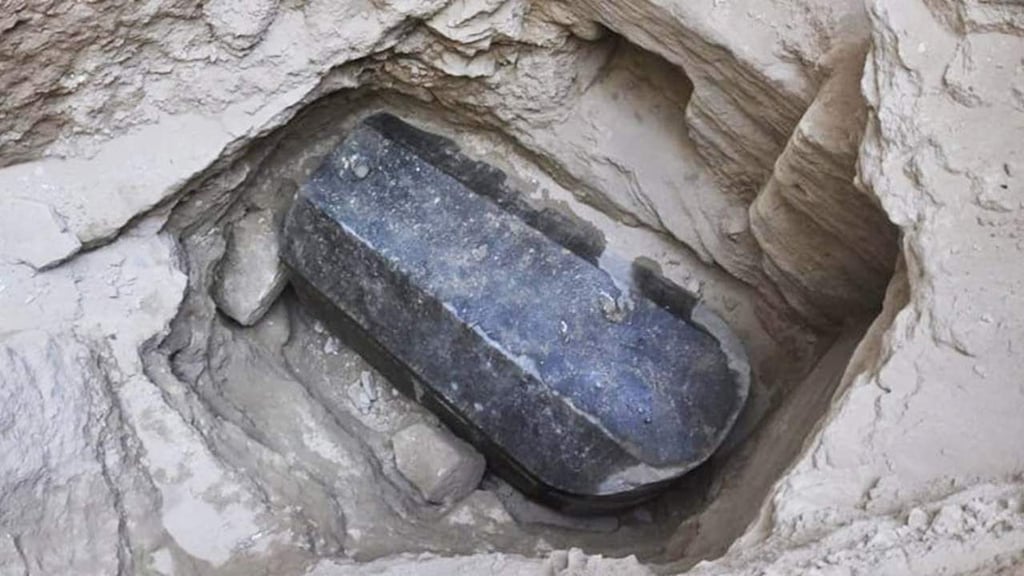 Encuentran en Egipto sarcófago cerrado hace más de 2 mil años
