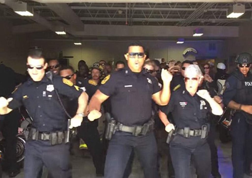 Departamento de policía baila 'Uptown Funk'