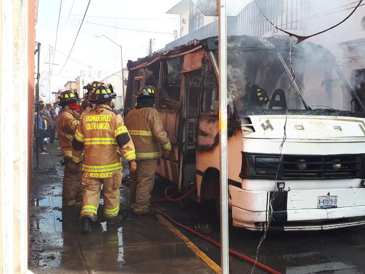 Se incendia microbús en el Centro