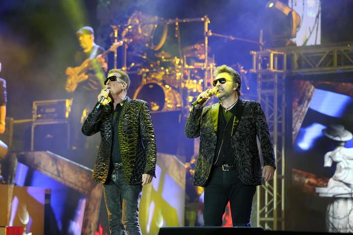 Dos amigos encienden la Velaria