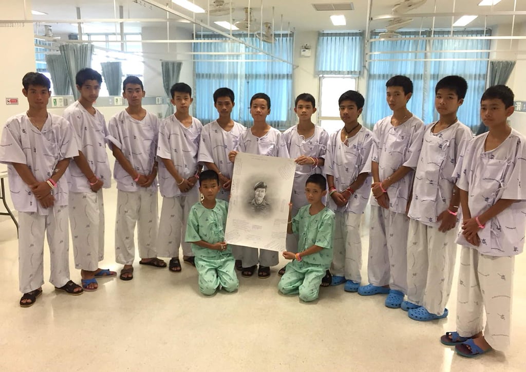Niños tailandeses honran a buzo que murió en operativo de rescate