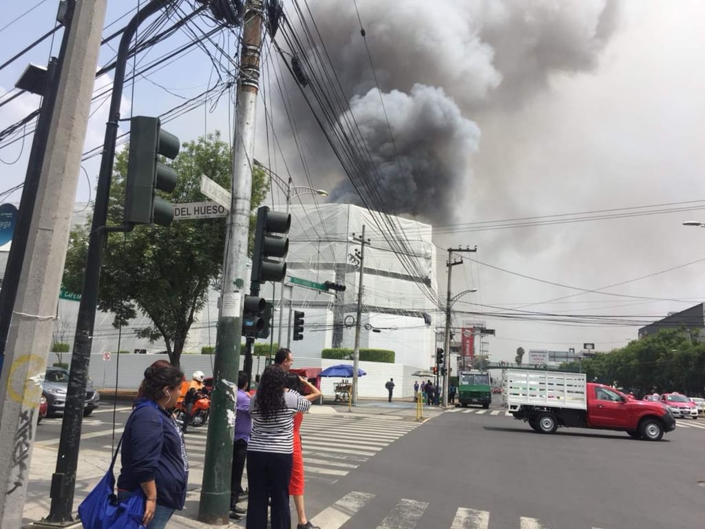 Reportan incendio en Galerías Coapa; no hay lesionados