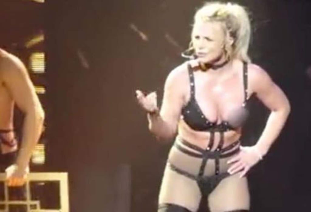 Britney Spears enseña de más tras percance con su vestuario