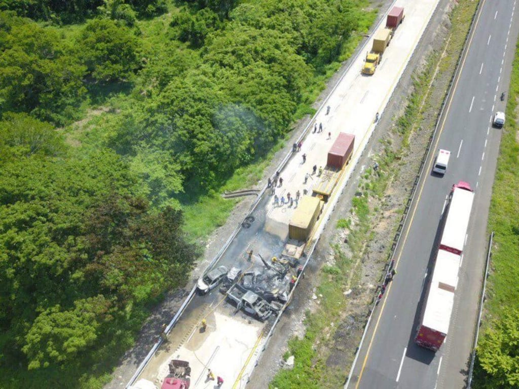 Choque múltiple deja 5 muertos en autopista de Veracruz