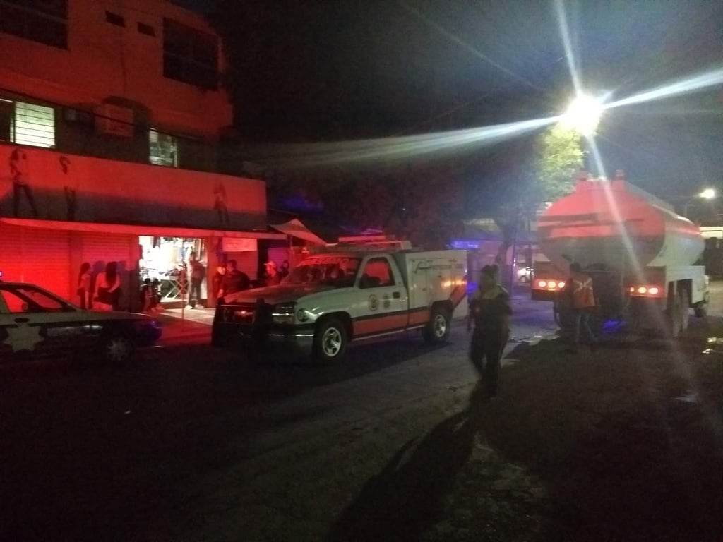 Se incendia local frente al mercado de Gómez Palacio
