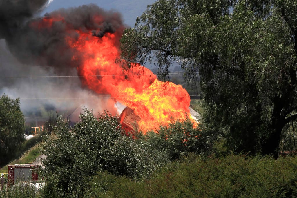 Incendio de toma clandestina en Puebla lleva más de 24 horas