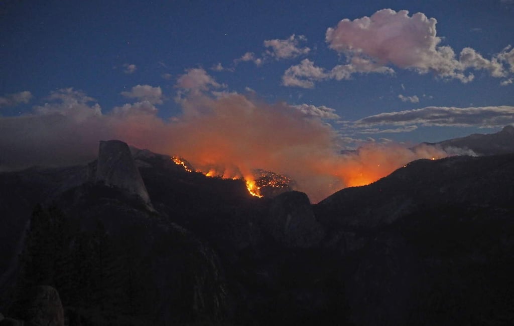 Continúa fuera control incendio cerca de parque Yosemite