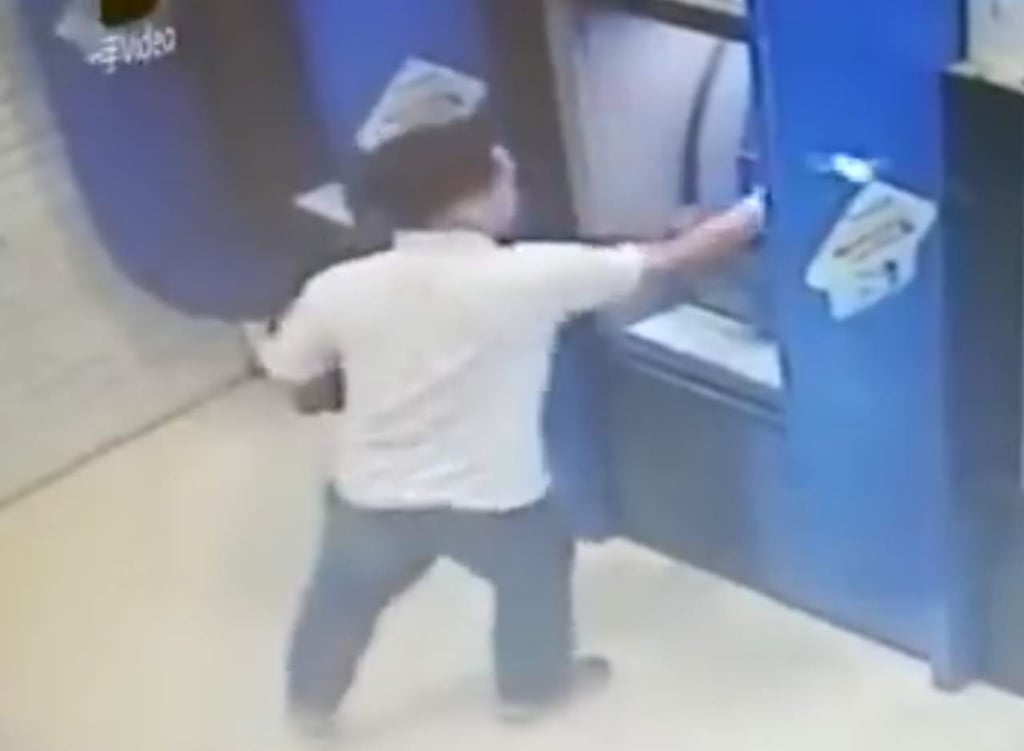 No le dieron refugio en un banco; destruyó los cajeros