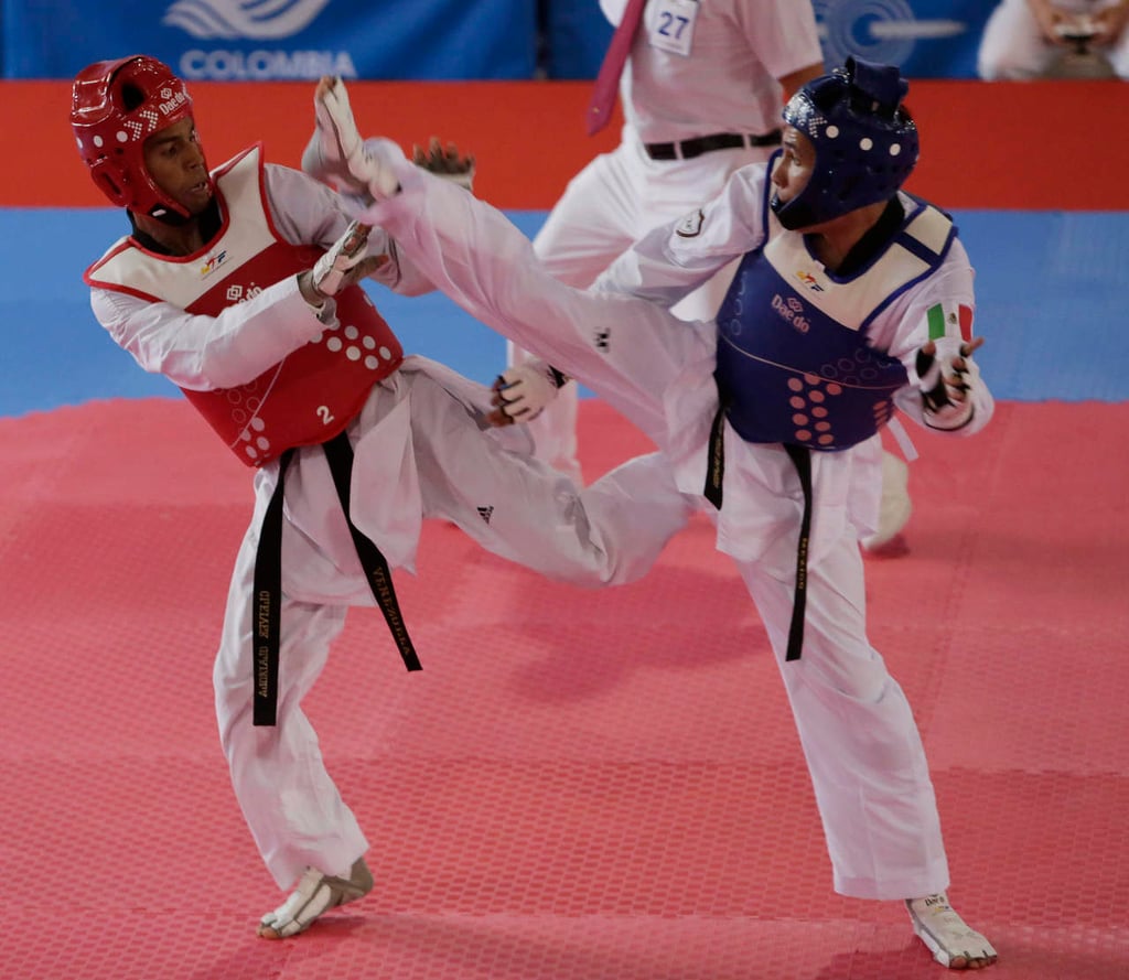 El taekwondoín César Rodríguez da el tercer oro a México