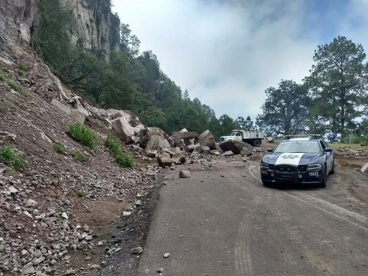 Desprendimiento de talud genera cierre parcial en la Durango-Villa Unión