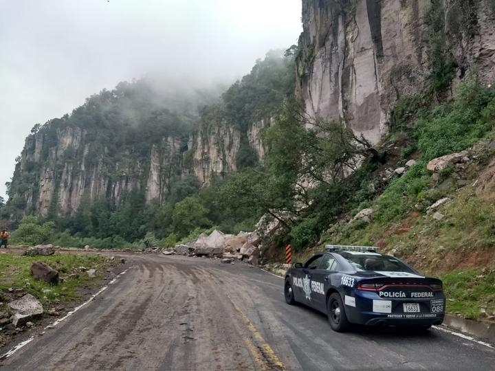 Con maquinaria, retiran rocas en carretera libre a Mazatlán